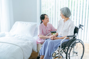 介護施設の費用はいくらかかる？老後に備える費用対策と選び方のポイント